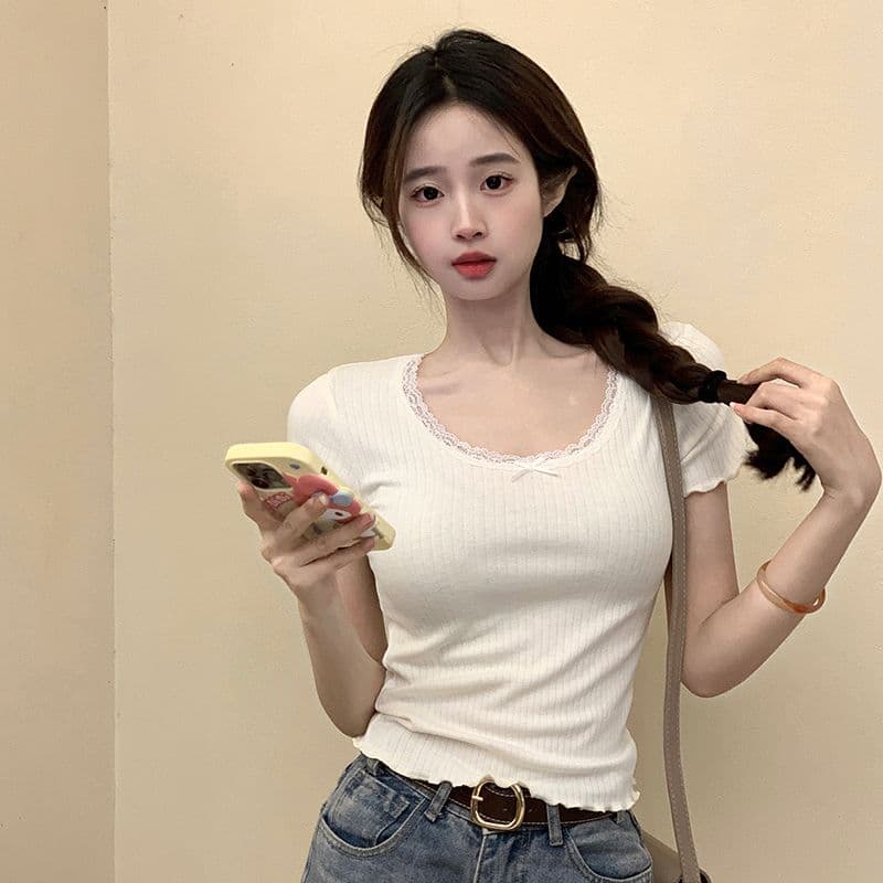 반팔 티셔츠 여성 여름 2026 우아함 레이스 몸매 가꾸기 긍정적 인 어깨 단색 쇼트 스타일 라운드 넥 맨위 한국 스타일 여성 의류 이미지 3