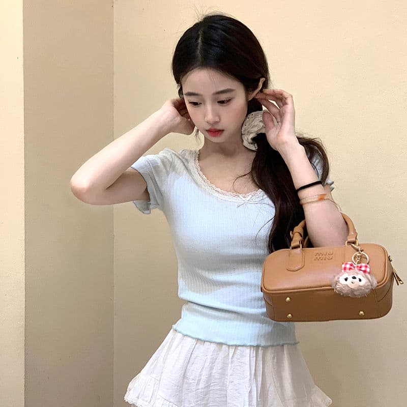 반팔 티셔츠 여성 여름 2026 우아함 레이스 몸매 가꾸기 긍정적 인 어깨 단색 쇼트 스타일 라운드 넥 맨위 한국 스타일 여성 의류 이미지 4