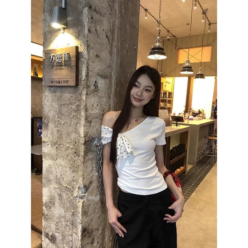 210 그램 순면 리브 반팔 티셔츠 여름 2026 새로운 트렌디 도트 무늬 오프숄더 몸매 가꾸기 쇼트 스타일 비스듬한 칼라 여성 의류 이미지 3