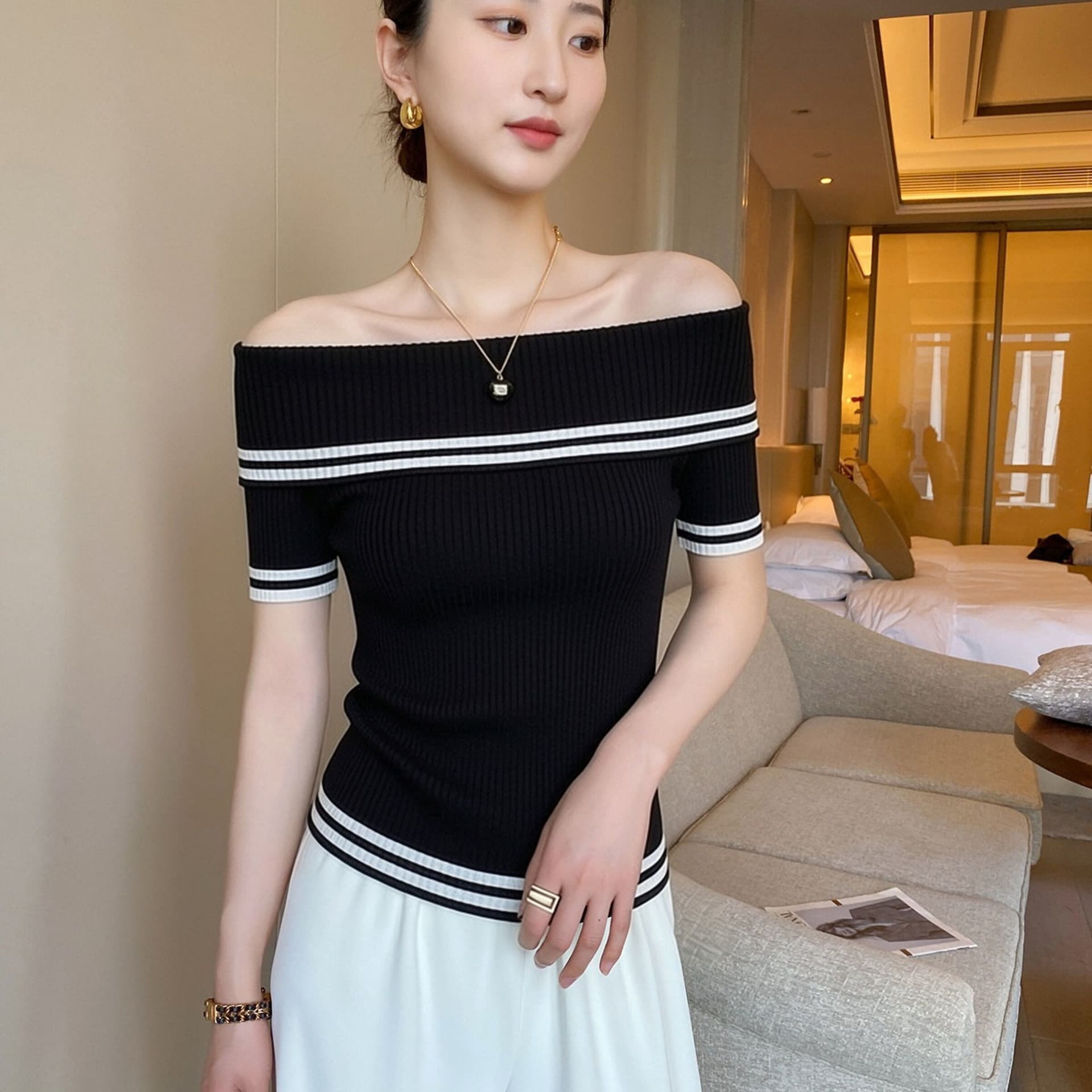 아름다운 miu 부서 스트라이프 보트넥 반팔 니트 스웨터 여성 2026 여름 새로운 오프숄더 디자인 섹션 맨위 서비스 이미지 4