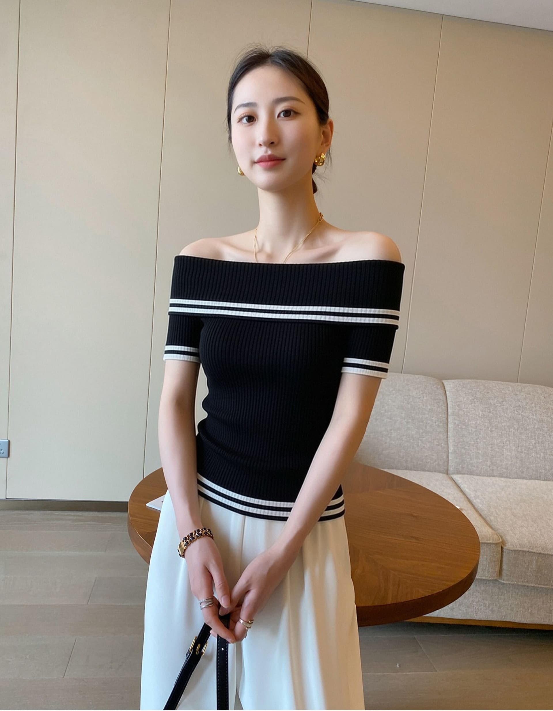 아름다운 miu 부서 스트라이프 보트넥 반팔 니트 스웨터 여성 2026 여름 새로운 오프숄더 디자인 섹션 맨위 서비스 상세 이미지 7