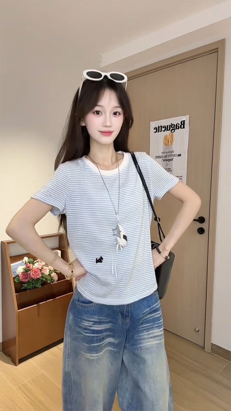 230 크 스트라이프 반팔 티셔츠 여성 의류 여름 새로운 디자인 센스 만화 가시 자수 라운드 넥 맨위