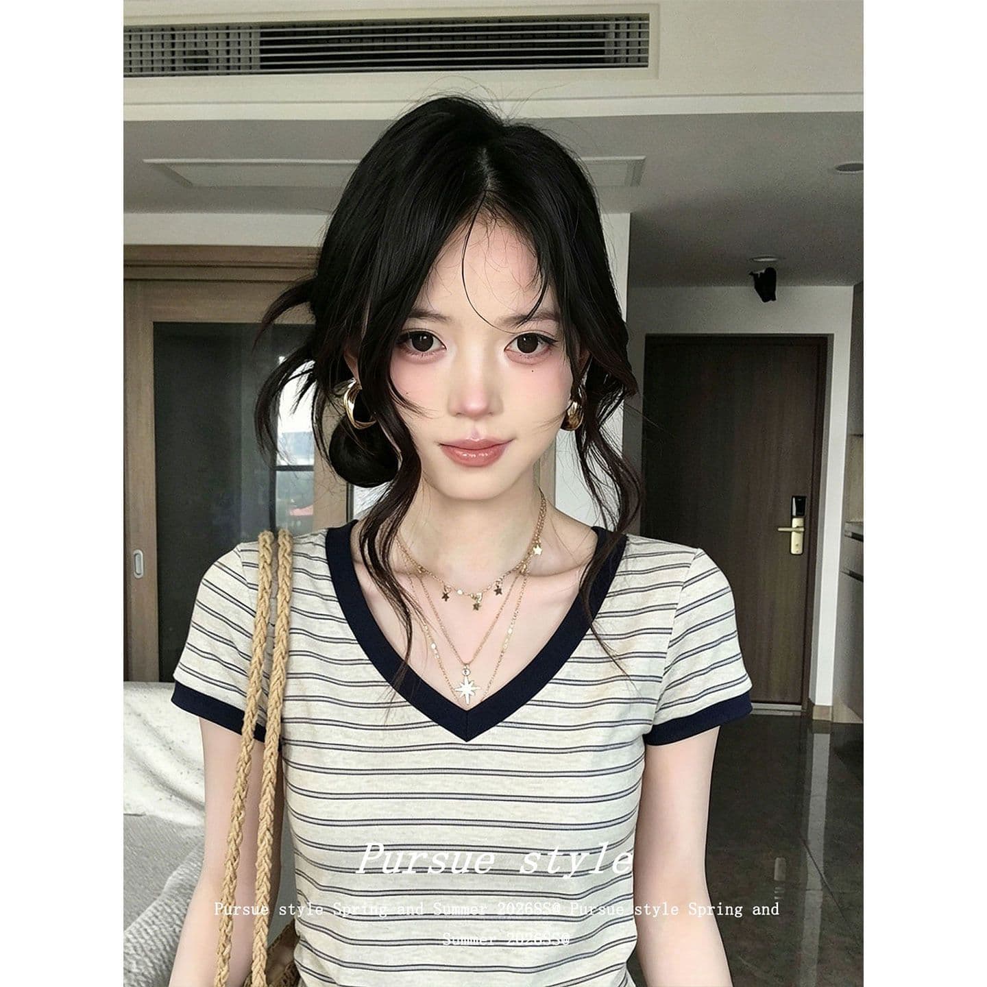210 그램 스트라이프 반팔 티셔츠 여성 의류 여름 새로운 긍정적 인 어깨 몸매 가꾸기 디자인 센스 스트라이프 V넥 맨위 상세 이미지 6