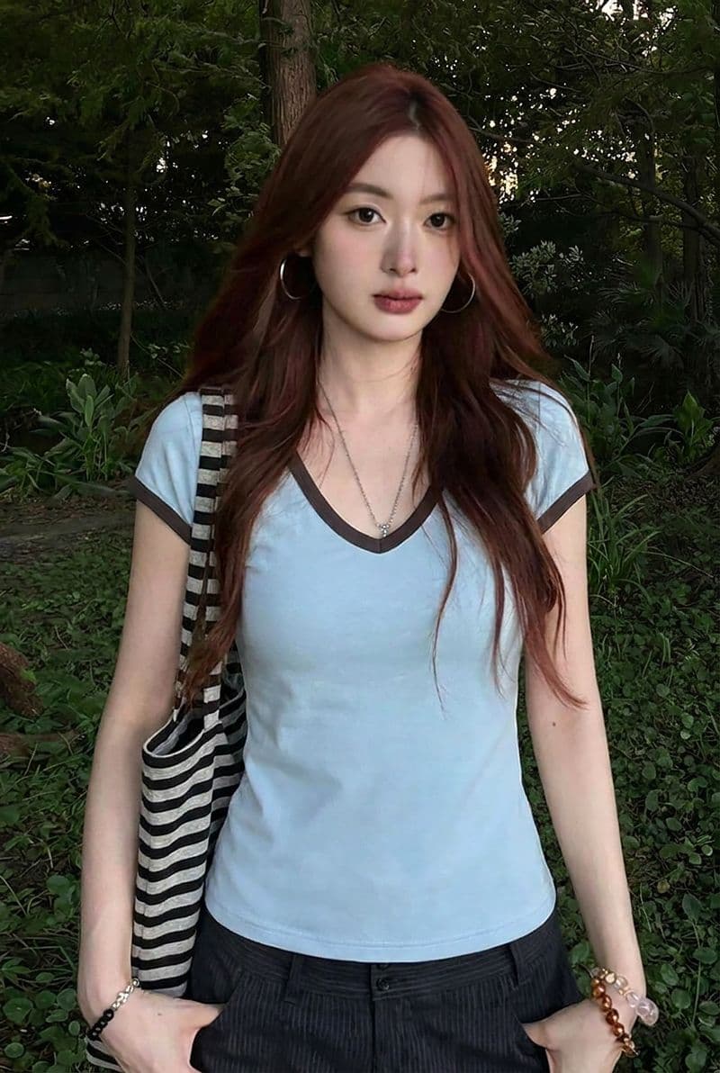 반팔 티셔츠 여성 의류 여름 새로운 몸매 가꾸기 디자인 센스 미니멀리즘 단색 한 부서 배색 V넥 맨위
