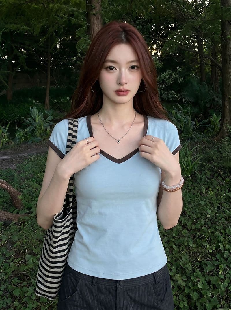 반팔 티셔츠 여성 의류 여름 새로운 몸매 가꾸기 디자인 센스 미니멀리즘 단색 한 부서 배색 V넥 맨위 상세 이미지 5