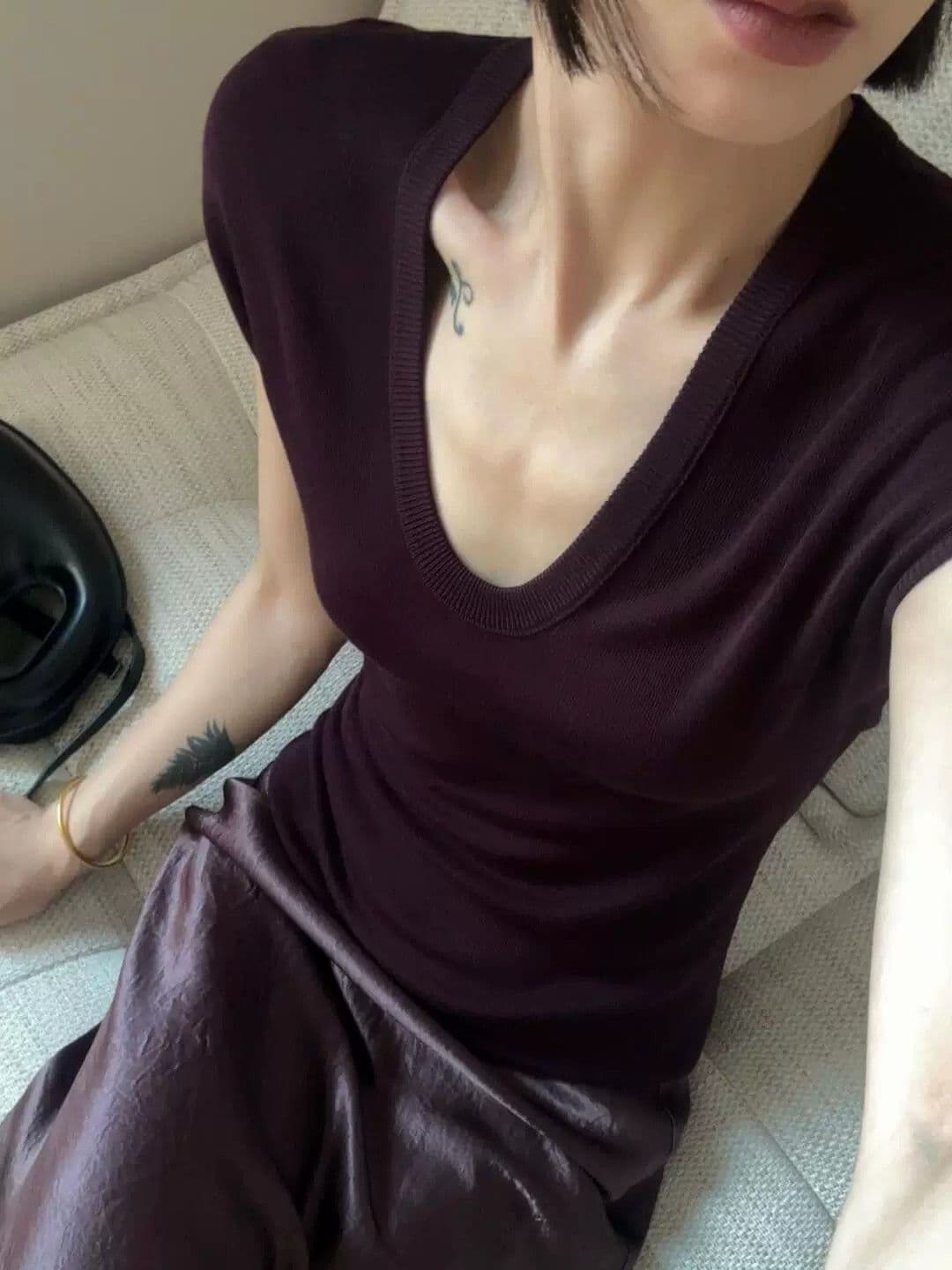 로얄 자매 보라색 u 칼라 긍정적 인 어깨 반팔 티셔츠 여성 여름 품격 몸매 가꾸기 디자인 센스 작은 날다 소매 얼음 실크 니트 맨위 상세 이미지 1
