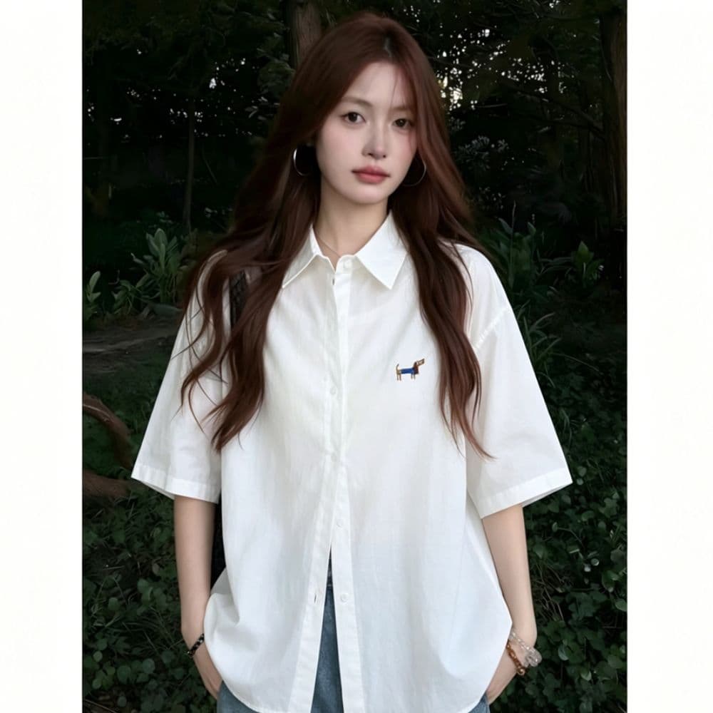 레트로 강아지 자수 화이트 반팔 여성 셔츠 여름 새로운 루즈핏 슬림해 보이는 폴로 칼라 다용도 캐주얼 셔츠 이미지 2