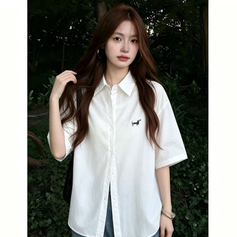 레트로 강아지 자수 화이트 반팔 여성 셔츠 여름 새로운 루즈핏 슬림해 보이는 폴로 칼라 다용도 캐주얼 셔츠 이미지 3