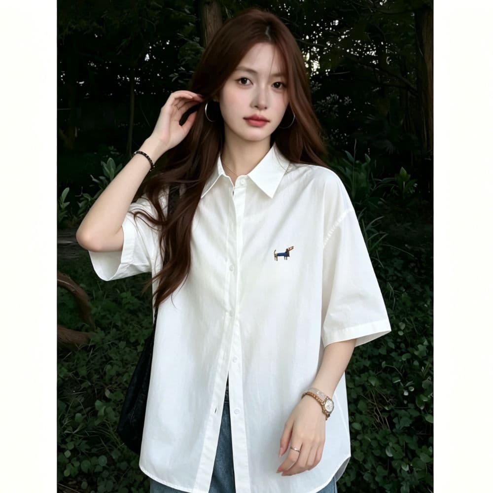 레트로 강아지 자수 화이트 반팔 여성 셔츠 여름 새로운 루즈핏 슬림해 보이는 폴로 칼라 다용도 캐주얼 셔츠 상세 이미지 3