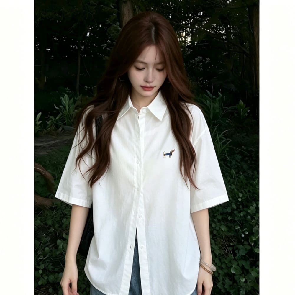 레트로 강아지 자수 화이트 반팔 여성 셔츠 여름 새로운 루즈핏 슬림해 보이는 폴로 칼라 다용도 캐주얼 셔츠 상세 이미지 4