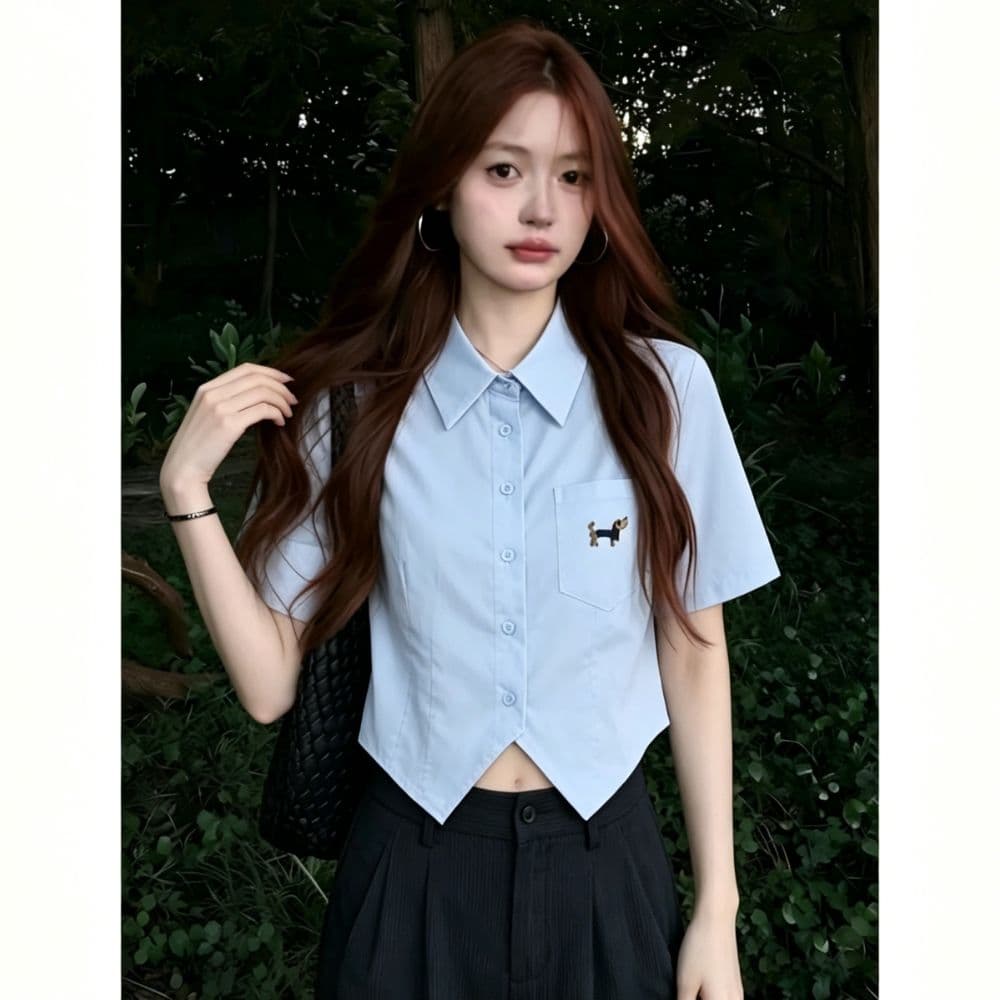 파란색 강아지 자수 쇼트 스타일 여성 셔츠 여름 학원 스타일 허리 수축 불규칙 밑단 슬림해 보이는 반팔 셔츠 상세 이미지 7