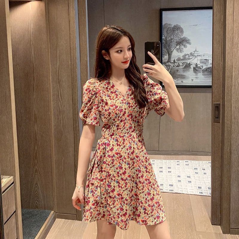 2026 여름 새로운 슈퍼 요정 센 부서 허리 수축 슬림해 보이는 V넥 꽃무늬 하나 슬라이스 큰 진자 반팔 여성 드레스 ins 이미지 3