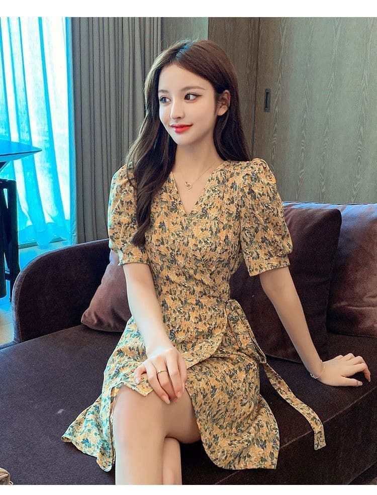 2026 여름 새로운 슈퍼 요정 센 부서 허리 수축 슬림해 보이는 V넥 꽃무늬 하나 슬라이스 큰 진자 반팔 여성 드레스 ins 상세 이미지 4