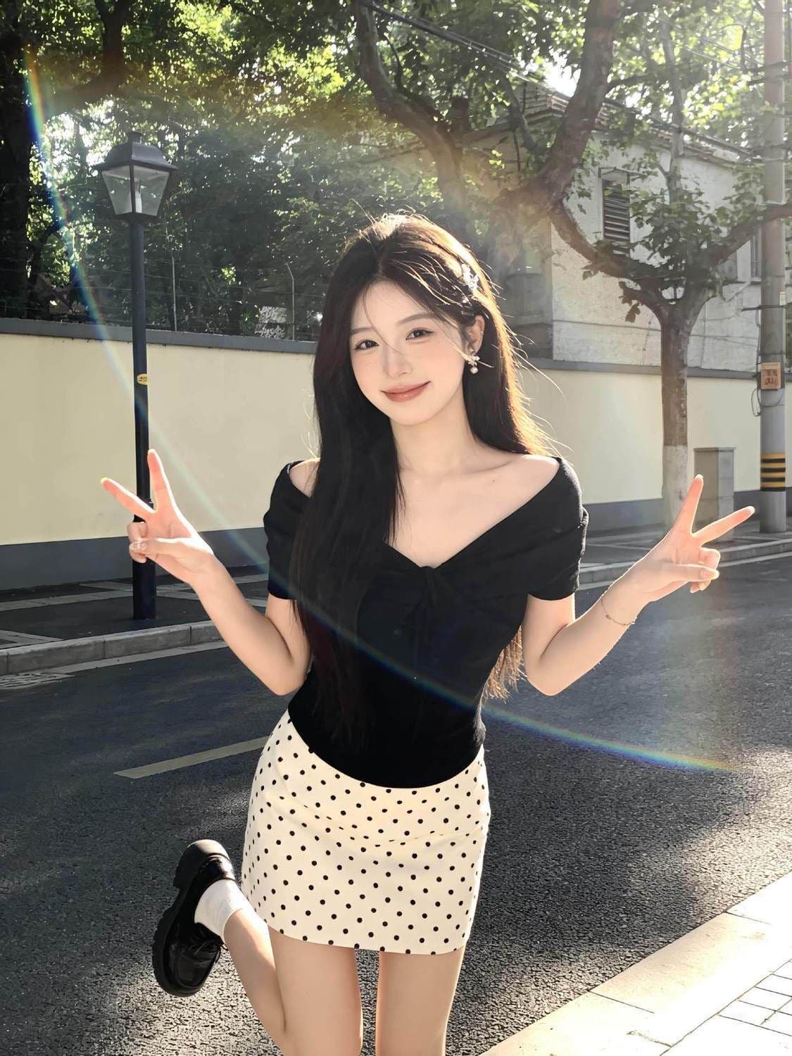 작은 대중 슈퍼 요정 검정색 오프숄더 맨위 여성 2026 여름 새로운 로얄 자매 바람 몸매 가꾸기 슬림해 보이는 반 스커트 패션 세트 상세 이미지 18