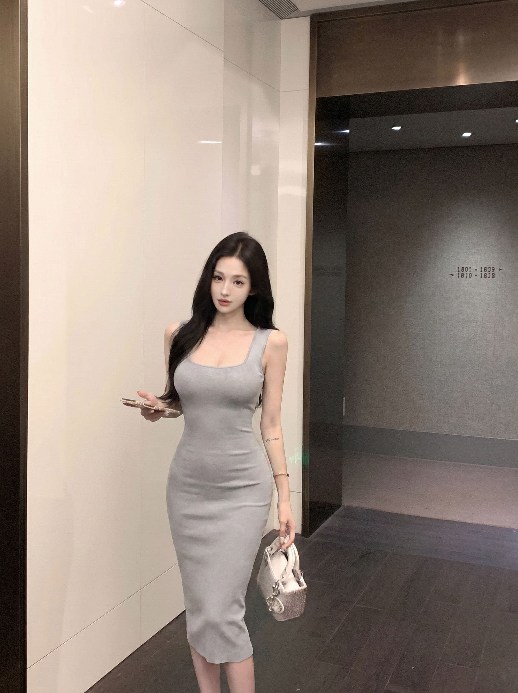 검정색 광장 칼라 니트 여성 드레스 여름 허리 수축 민소매 조끼 치마 몸매 가꾸기 슬림해 보이는 중간 길이 타이트 스커트 상세 이미지 8