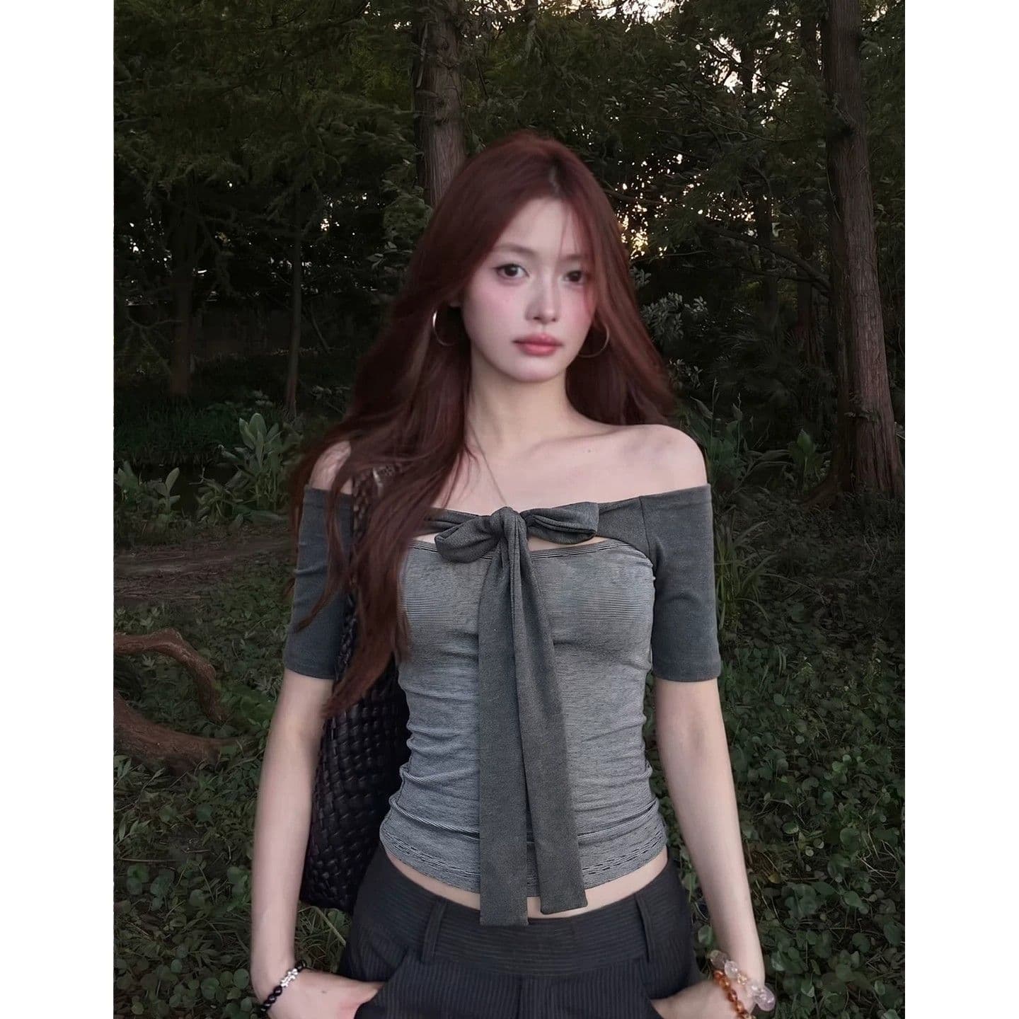 사람들 면 면 컬러 짜임 기사 회색 오프숄더 중간 소매 티셔츠 여성 여름 스트랩 몸매 가꾸기 디자인 센스 오프숄더 맨위 이미지 5