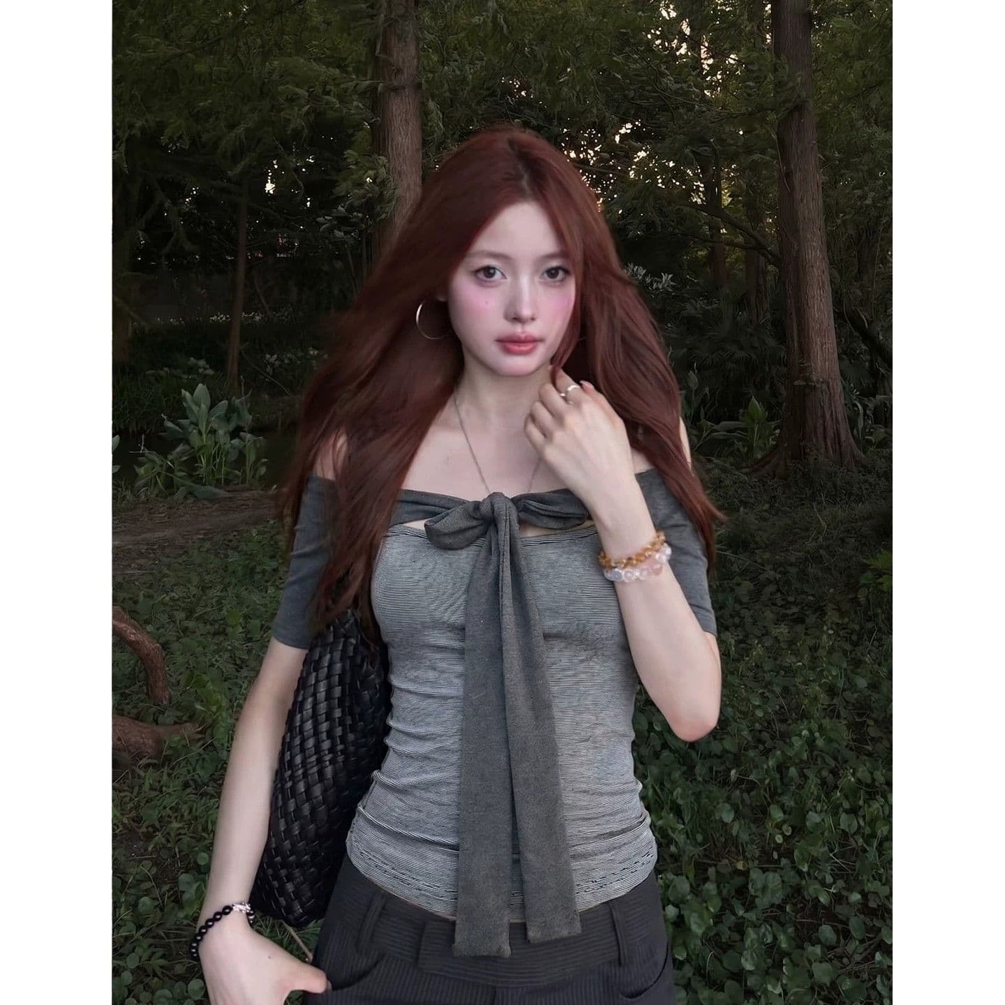 사람들 면 면 컬러 짜임 기사 회색 오프숄더 중간 소매 티셔츠 여성 여름 스트랩 몸매 가꾸기 디자인 센스 오프숄더 맨위