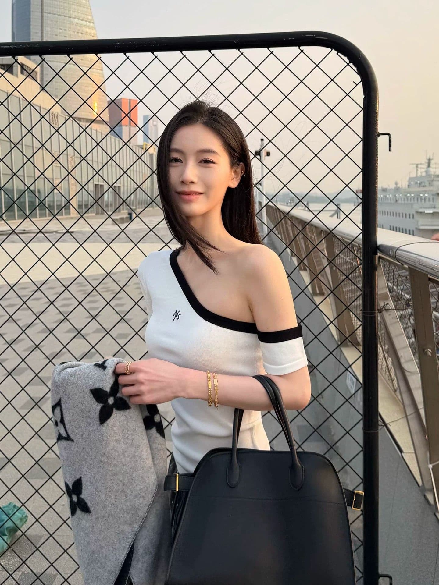40 순면 한 부서 순수한 욕망 핫걸 바람이 아닙니다. 대칭 오프숄더 반팔 티셔츠 여성 여름 몸매 가꾸기 슬림해 보이는 디자인 센스 상세 이미지 4