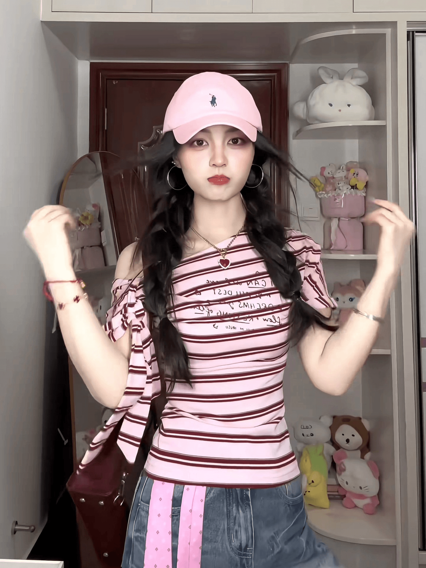 한 부서 여름 핑크색 스트라이프 알파벳 프린트 둘 착용 비스듬한 어깨 티셔츠 여성 몸매 가꾸기 탈착식 레이스업 반팔 맨위 이미지 3