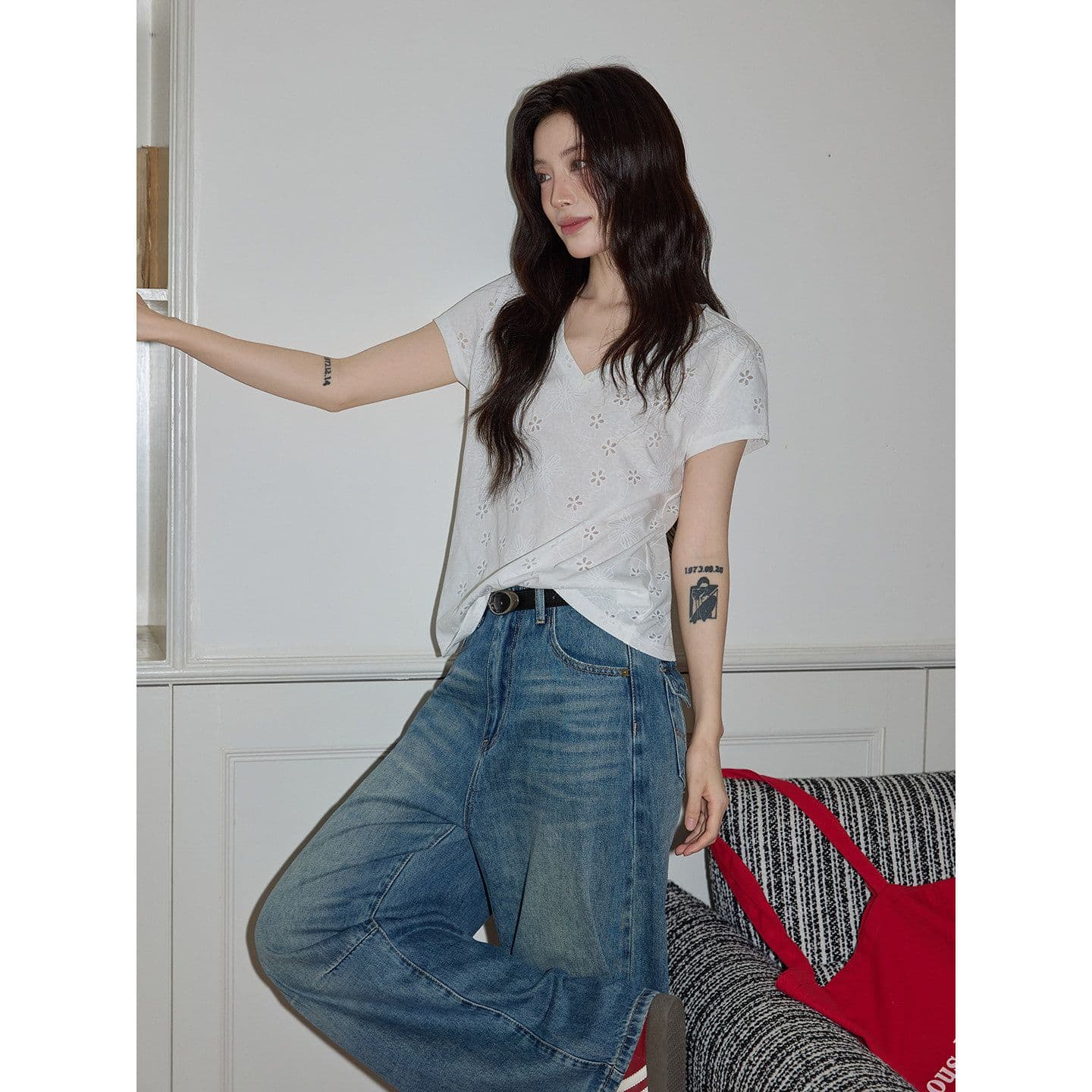 반팔 티셔츠 여성 의류 여름 새로운 한 부서 디자인 센스 슬림해 보이는 단색 자수 홀로우 아웃 V넥 맨위 이미지 2