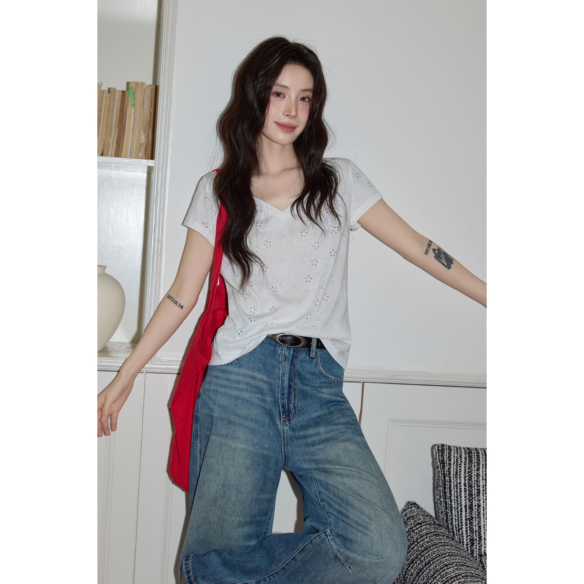 반팔 티셔츠 여성 의류 여름 새로운 한 부서 디자인 센스 슬림해 보이는 단색 자수 홀로우 아웃 V넥 맨위 상세 이미지 2