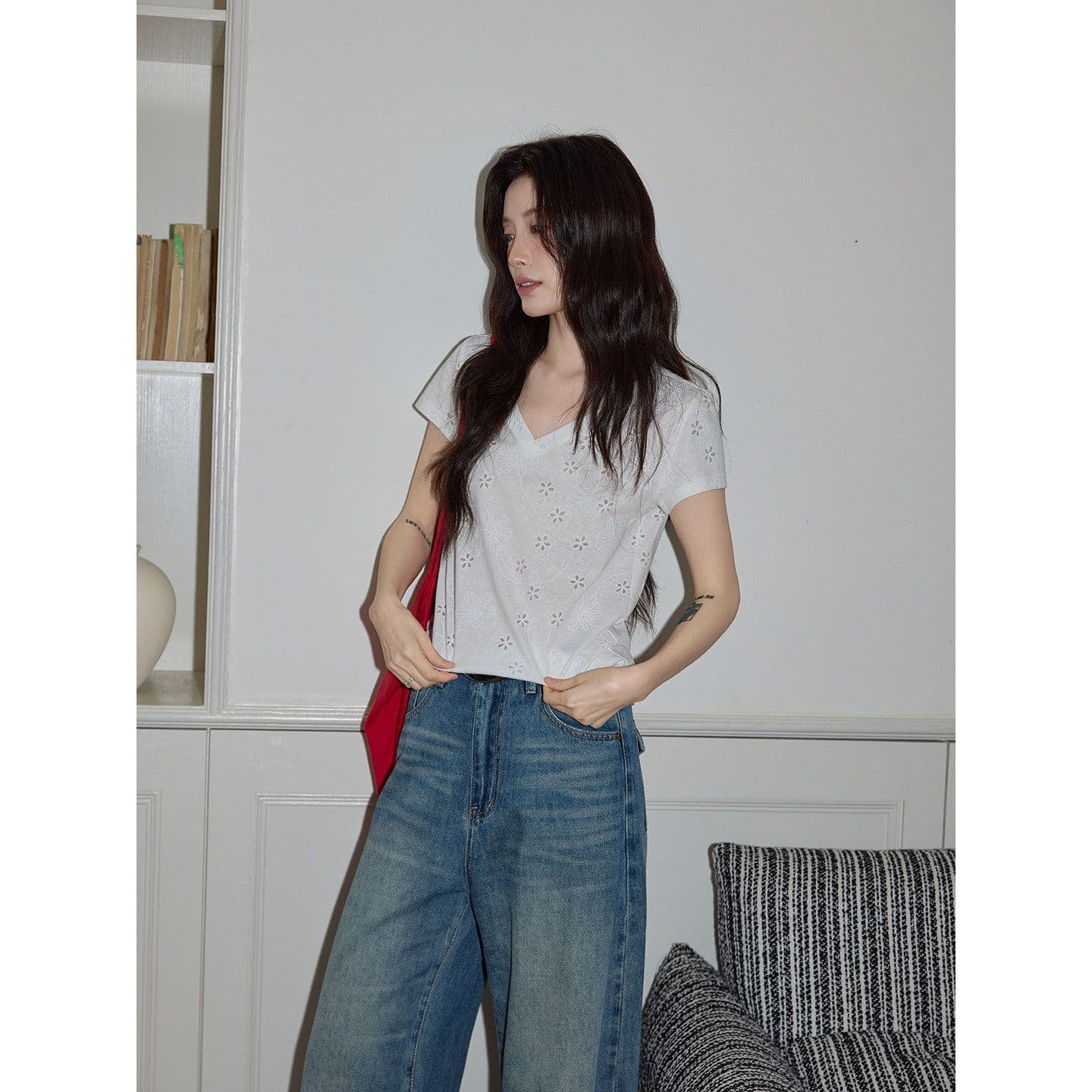 반팔 티셔츠 여성 의류 여름 새로운 한 부서 디자인 센스 슬림해 보이는 단색 자수 홀로우 아웃 V넥 맨위 상세 이미지 4
