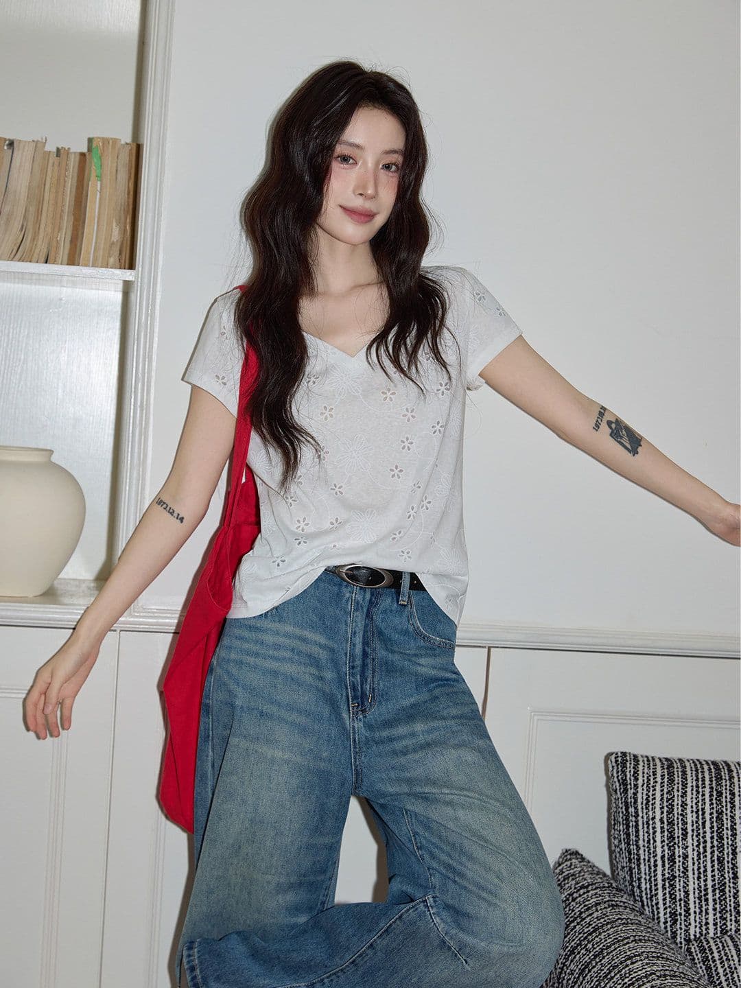 반팔 티셔츠 여성 의류 여름 새로운 한 부서 디자인 센스 슬림해 보이는 단색 자수 홀로우 아웃 V넥 맨위 상세 이미지 24