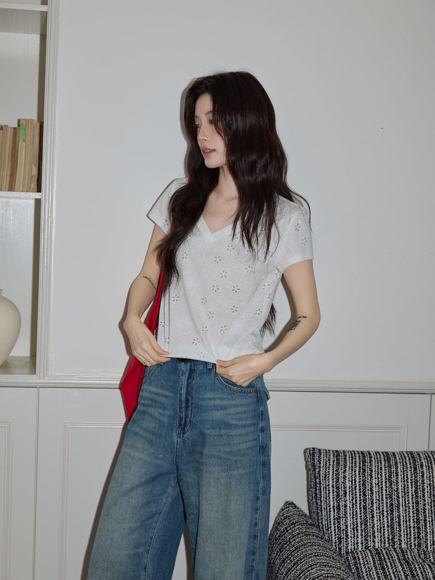 반팔 티셔츠 여성 의류 여름 새로운 한 부서 디자인 센스 슬림해 보이는 단색 자수 홀로우 아웃 V넥 맨위 상세 이미지 26