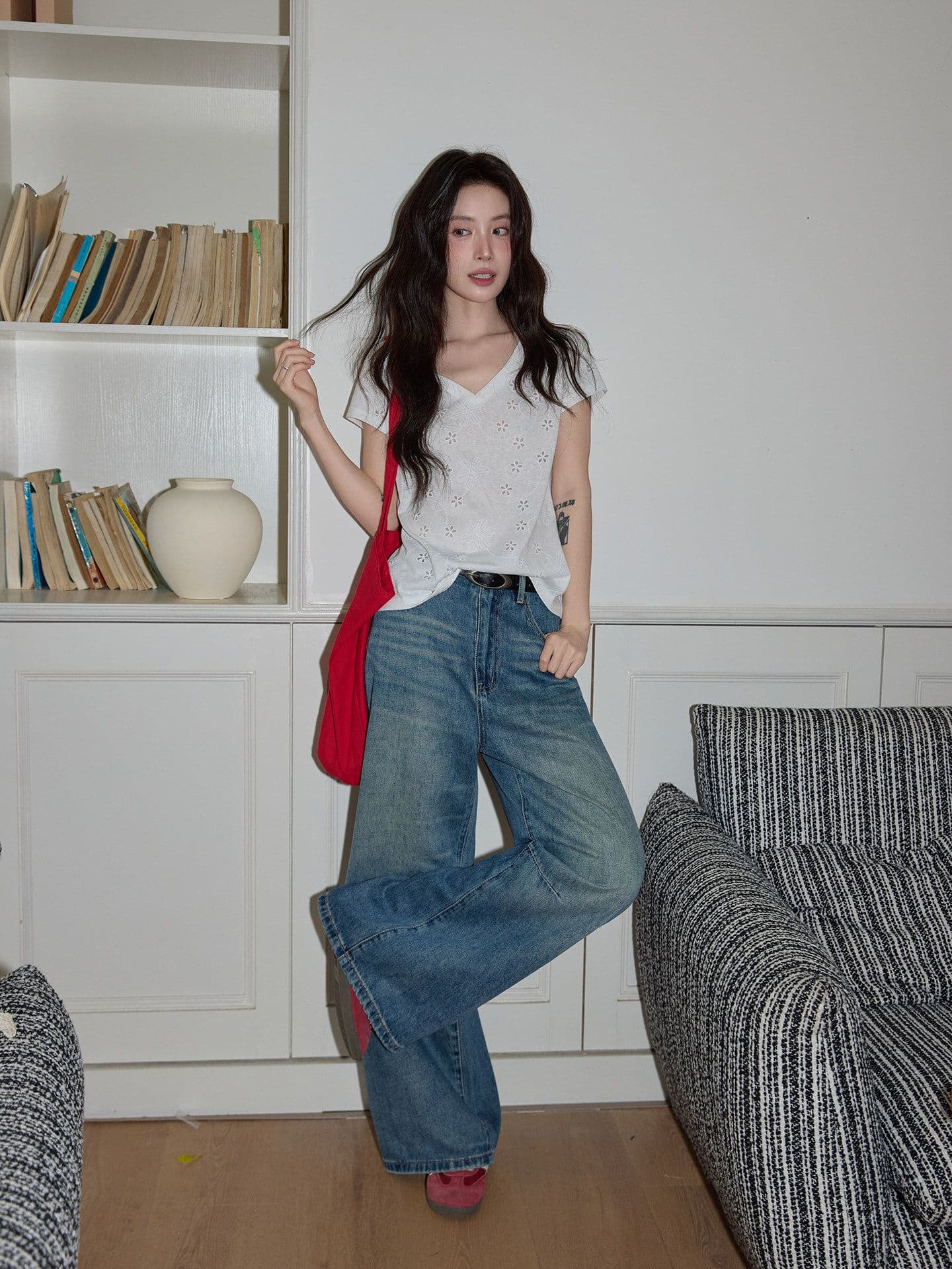 반팔 티셔츠 여성 의류 여름 새로운 한 부서 디자인 센스 슬림해 보이는 단색 자수 홀로우 아웃 V넥 맨위 상세 이미지 28