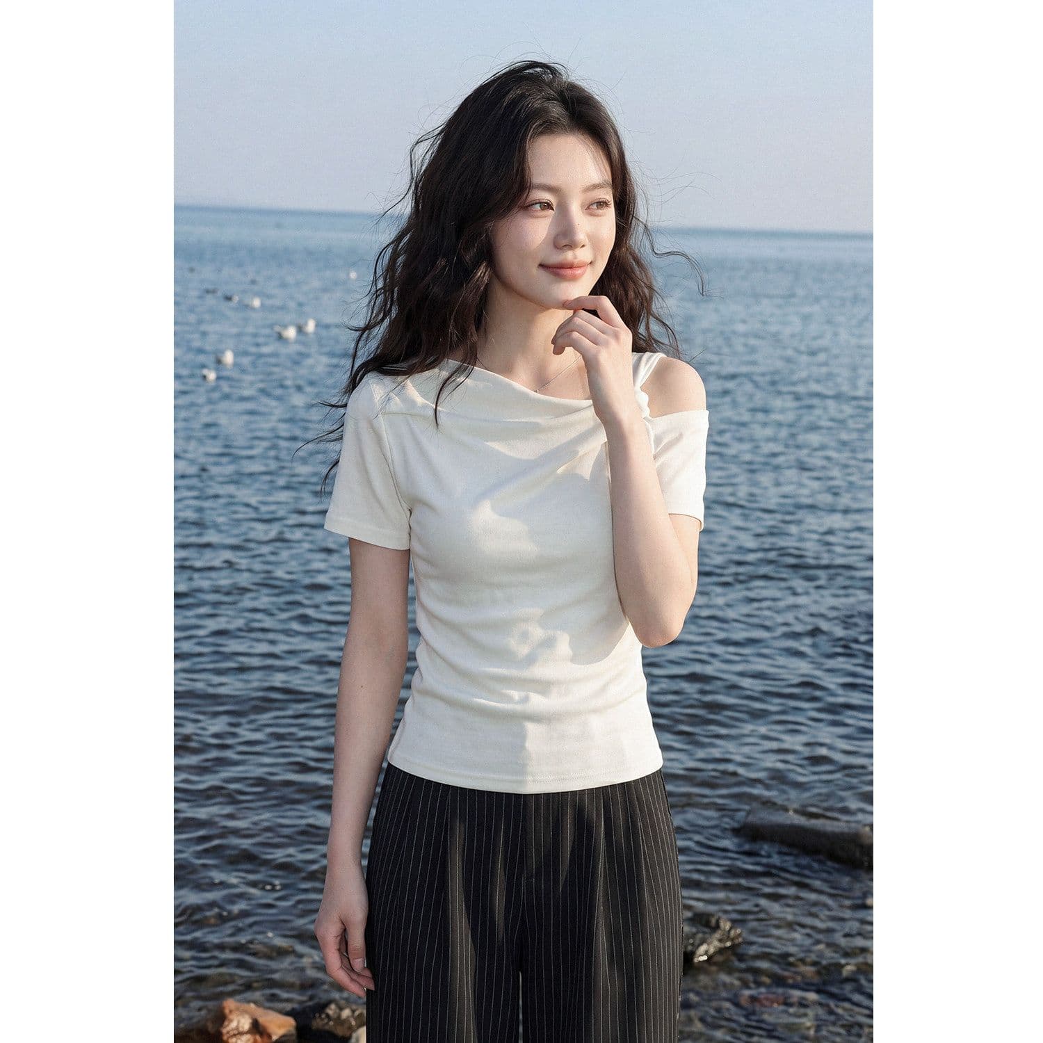 반팔 티셔츠 여성 의류 여름 새로운 트렌디 한 부서 디자인 센스 몸매 가꾸기 자수 배색 비스듬한 칼라 맨위