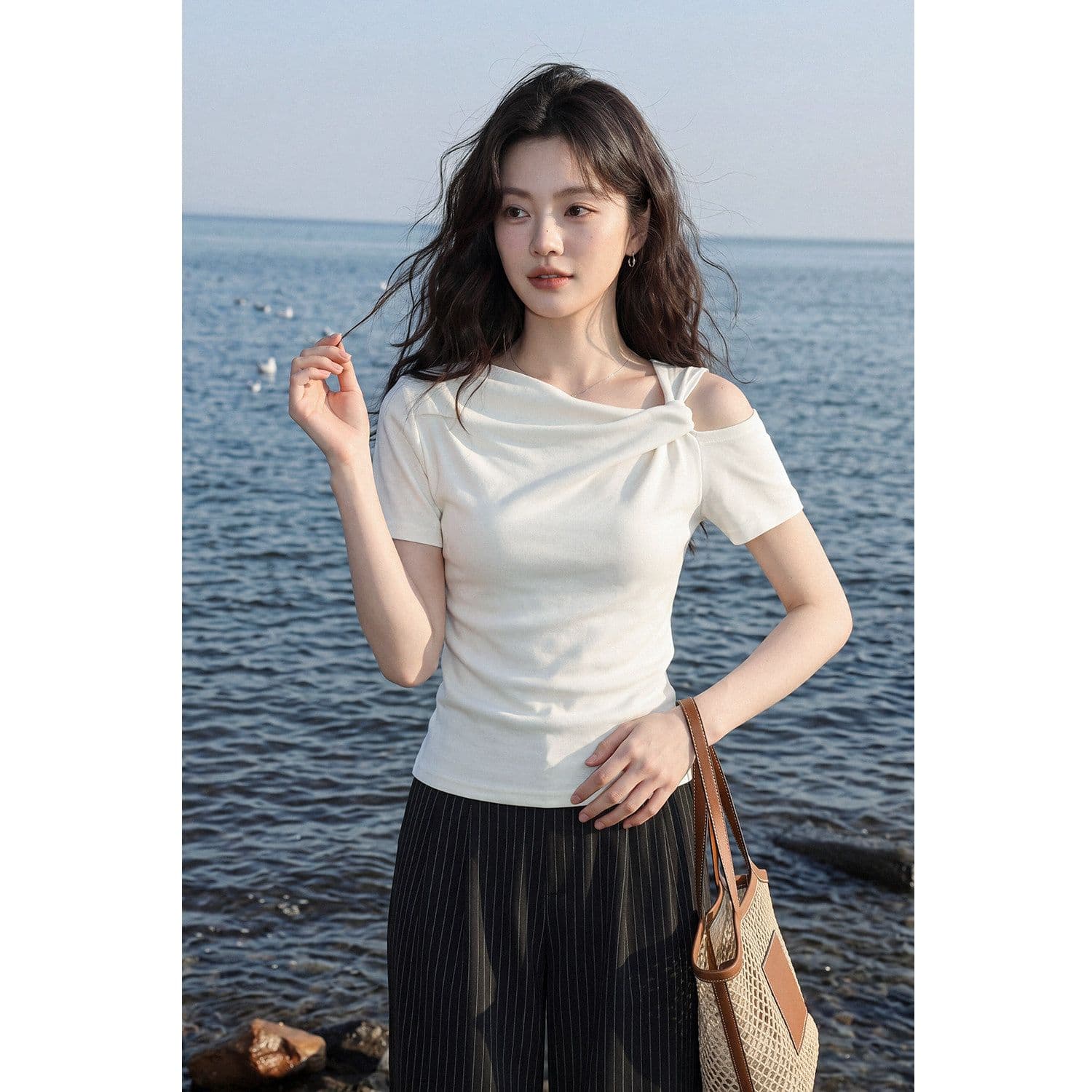 반팔 티셔츠 여성 의류 여름 새로운 트렌디 한 부서 디자인 센스 몸매 가꾸기 자수 배색 비스듬한 칼라 맨위 이미지 2