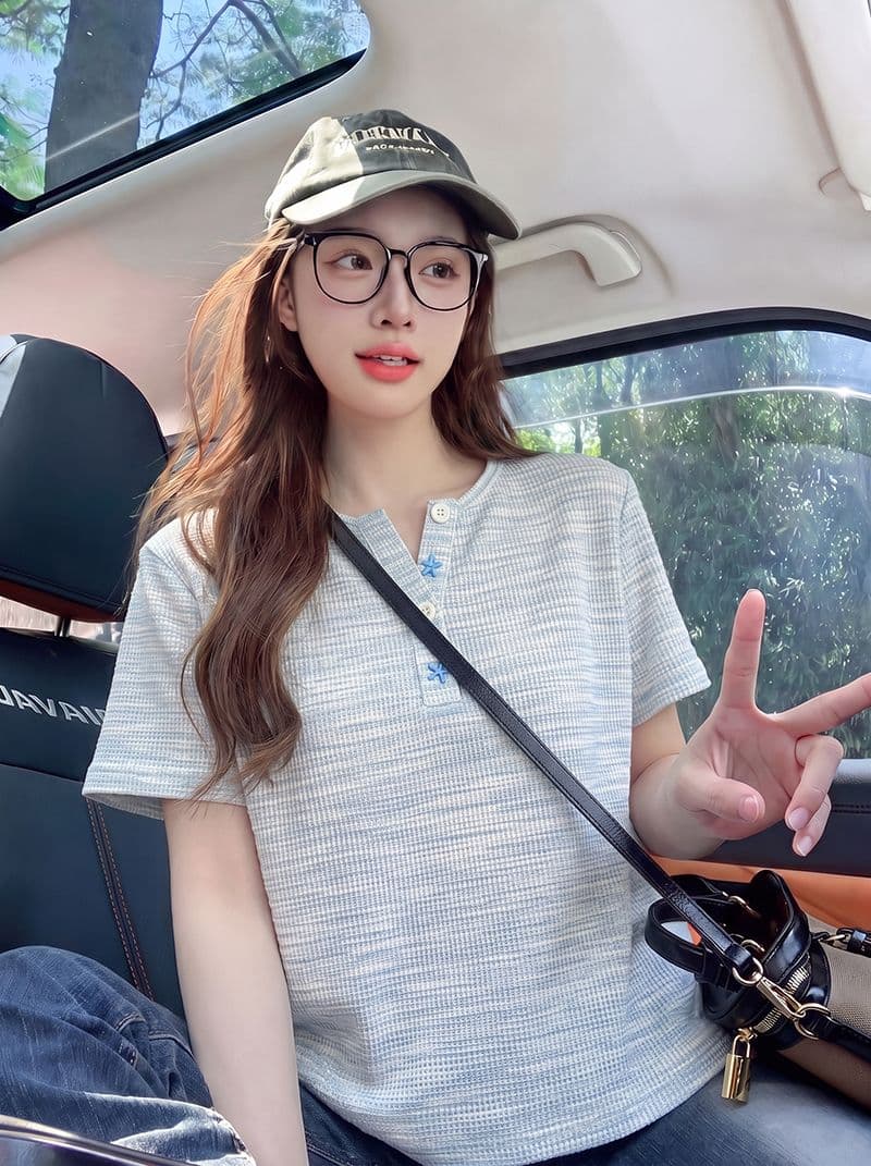 후아 남편 그리드 반팔 티셔츠 여성 의류 여름 새로운 한 부서 디자인 센스 긍정적 인 어깨 루즈핏 반 개방 칼라 맨위 이미지 3