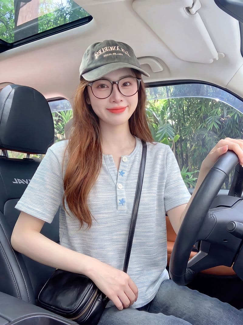 후아 남편 그리드 반팔 티셔츠 여성 의류 여름 새로운 한 부서 디자인 센스 긍정적 인 어깨 루즈핏 반 개방 칼라 맨위 상세 이미지 5