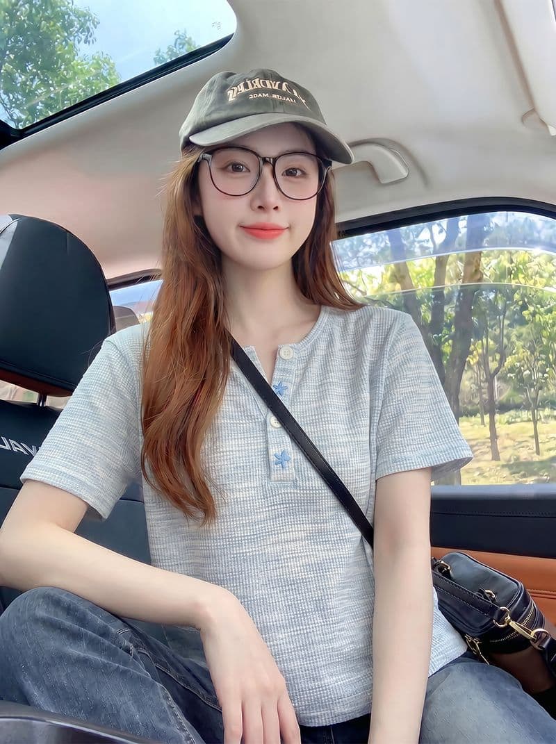 후아 남편 그리드 반팔 티셔츠 여성 의류 여름 새로운 한 부서 디자인 센스 긍정적 인 어깨 루즈핏 반 개방 칼라 맨위 상세 이미지 6