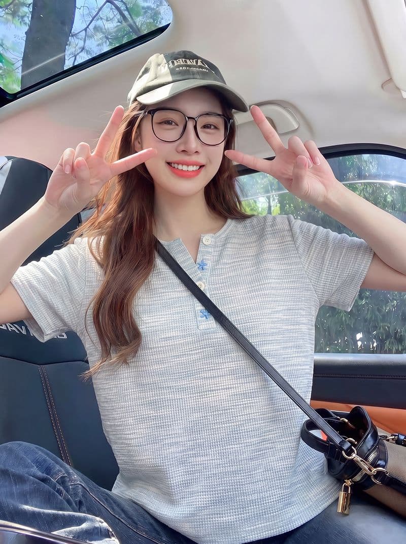 후아 남편 그리드 반팔 티셔츠 여성 의류 여름 새로운 한 부서 디자인 센스 긍정적 인 어깨 루즈핏 반 개방 칼라 맨위 상세 이미지 7
