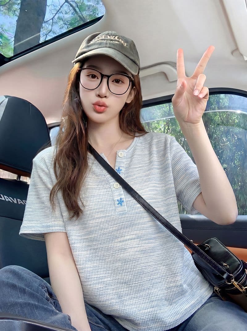 후아 남편 그리드 반팔 티셔츠 여성 의류 여름 새로운 한 부서 디자인 센스 긍정적 인 어깨 루즈핏 반 개방 칼라 맨위 상세 이미지 9