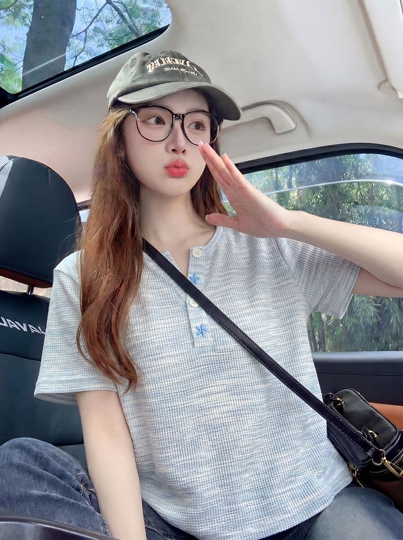 후아 남편 그리드 반팔 티셔츠 여성 의류 여름 새로운 한 부서 디자인 센스 긍정적 인 어깨 루즈핏 반 개방 칼라 맨위 상세 이미지 10