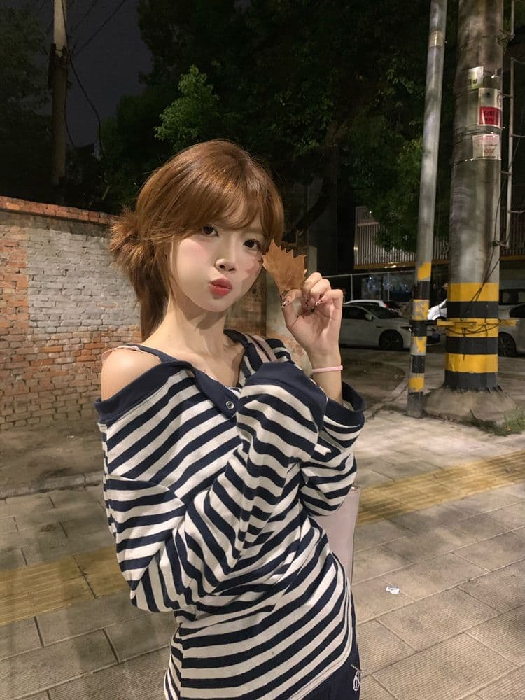한 부서 스트라이프 페이크 레이어드 오프숄더 긴팔 티셔츠 여성 조기 가을 새로운 루즈핏 느긋한 달콤한 핫걸 맨위 상세 이미지 3