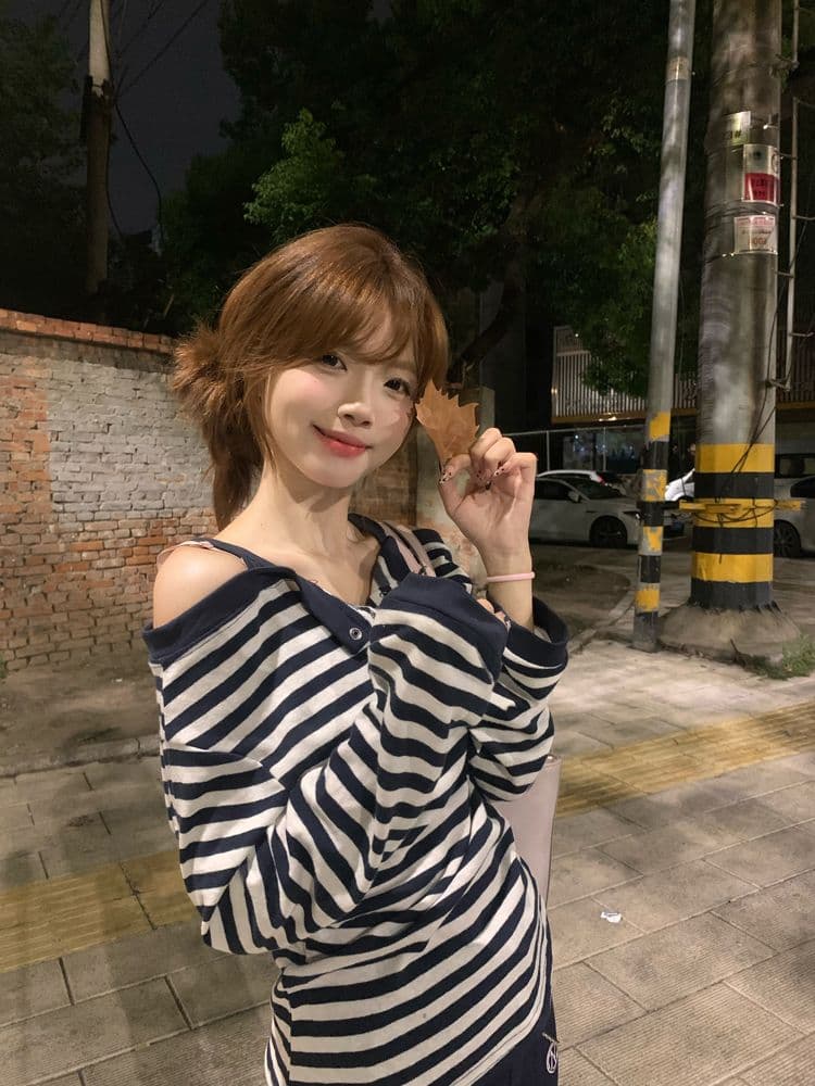 한 부서 스트라이프 페이크 레이어드 오프숄더 긴팔 티셔츠 여성 조기 가을 새로운 루즈핏 느긋한 달콤한 핫걸 맨위 상세 이미지 11