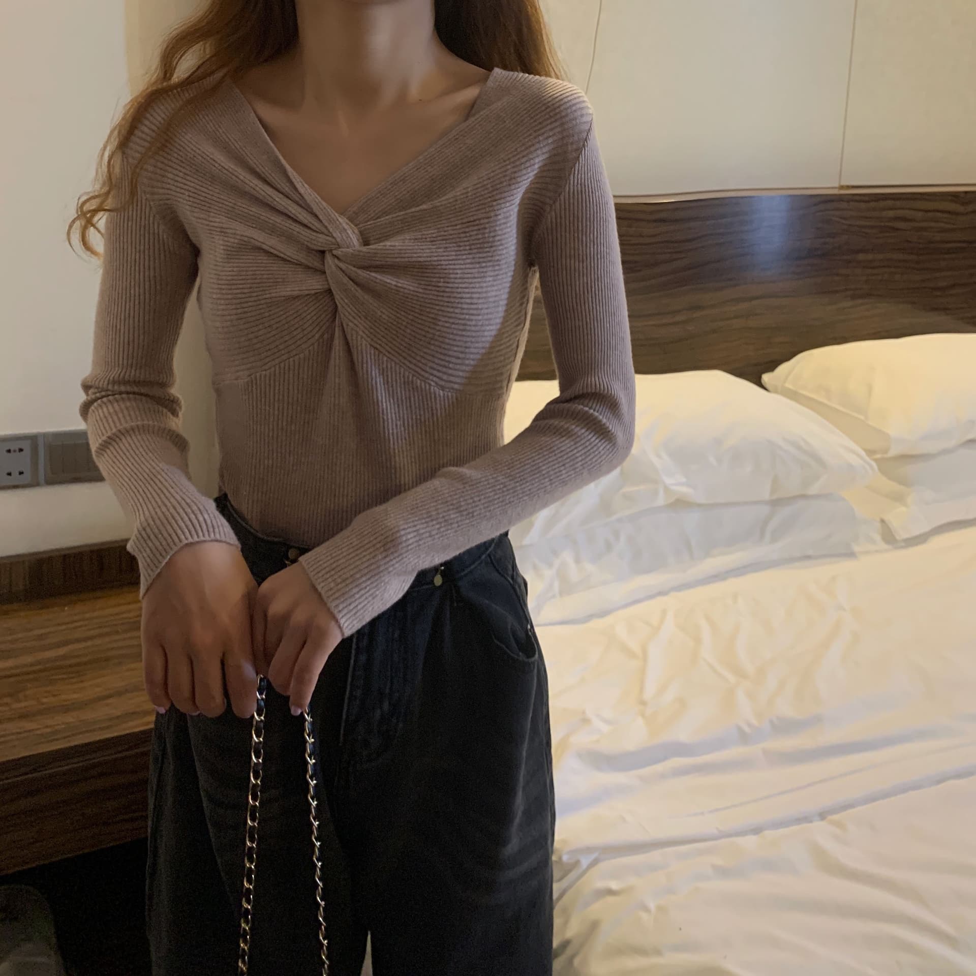 2026 년 여성 의류 가을 겨울철 얇은 스타일 새로운 티셔츠 몸매 가꾸기 맨위 십자가 V넥 긴팔 슬림해 보이는 만나는 니트 스웨터 상세 이미지 21