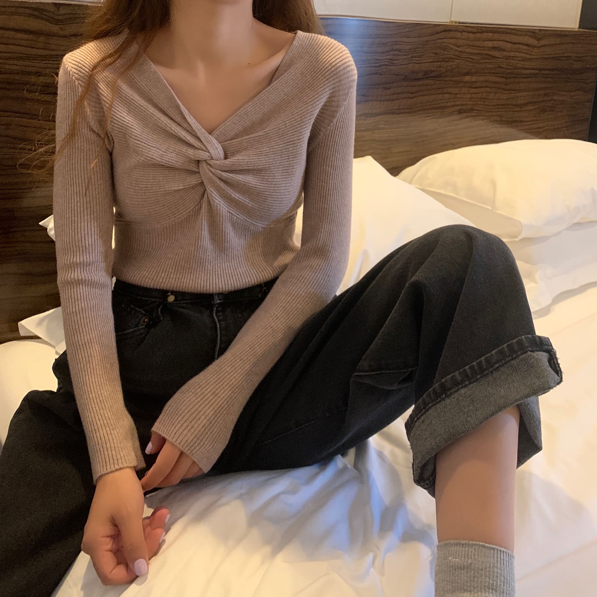 2026 년 여성 의류 가을 겨울철 얇은 스타일 새로운 티셔츠 몸매 가꾸기 맨위 십자가 V넥 긴팔 슬림해 보이는 만나는 니트 스웨터 상세 이미지 24