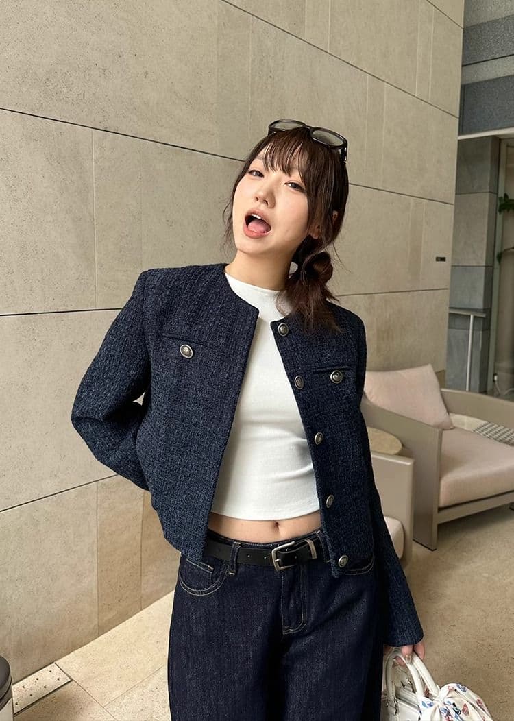 두꺼운 모방 원단 네리 벨트 어깨 패드 하나 블루 색상 레트로 고급 루즈핏 긴팔 쇼트 스타일 작은 샤넬 스타일 여성 코트 상세 이미지 2
