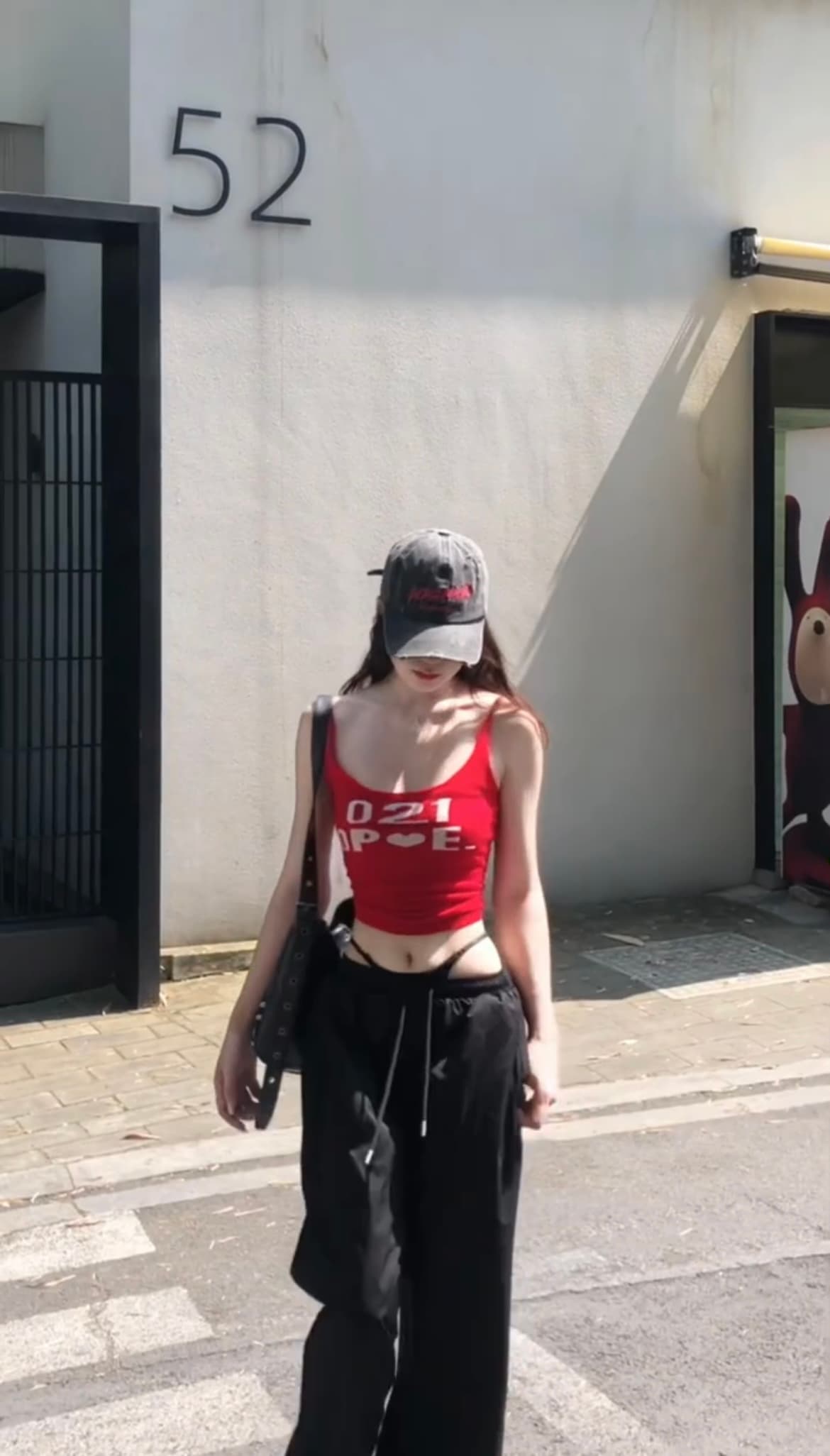 아메리칸 핫걸 알파벳 프린트 빨간색 캐미솔 여름 작은 대중 몸매 가꾸기 슬림해 보이는 다용도 디자인 센스 맨위 상세 이미지 3