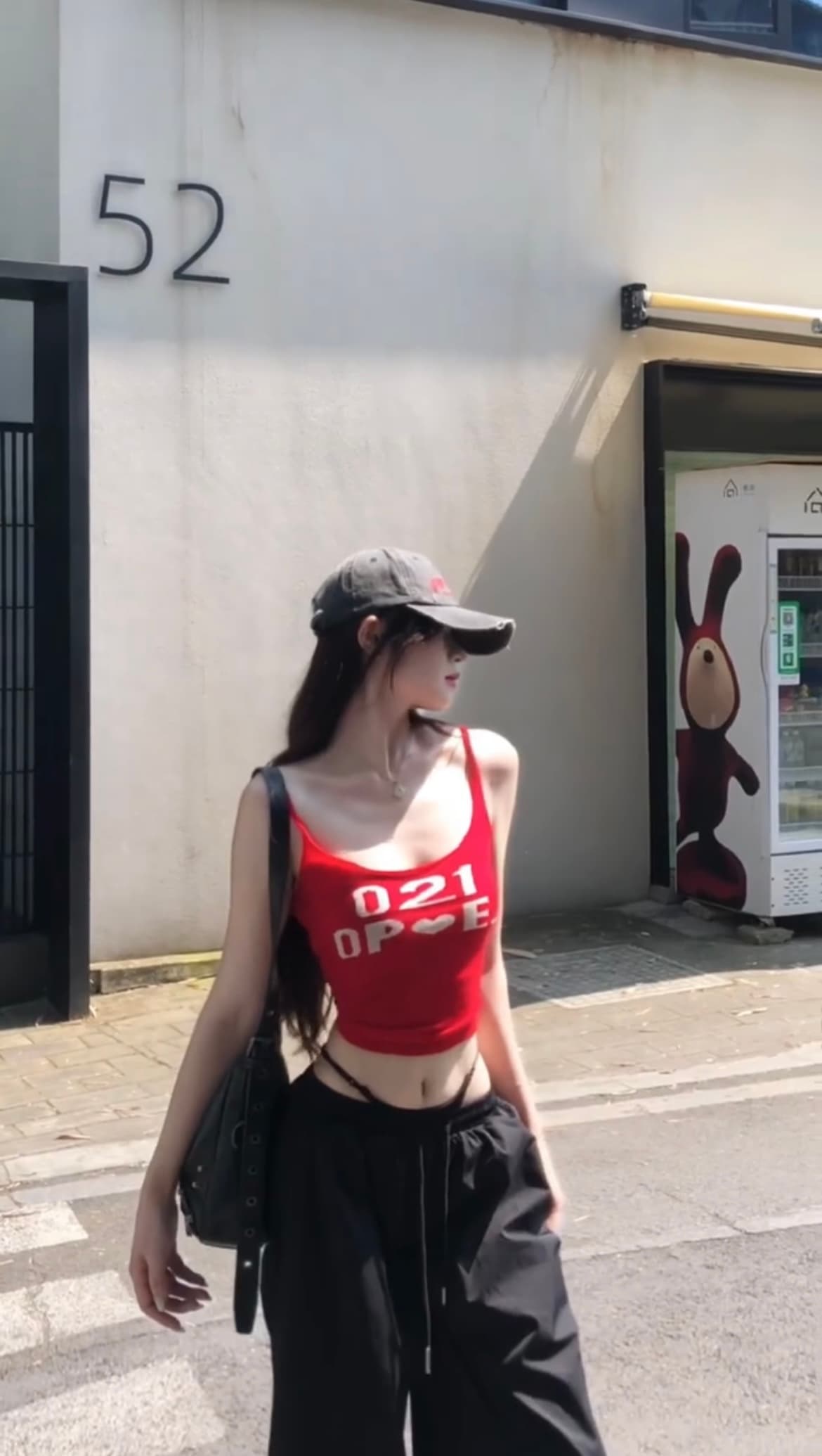 아메리칸 핫걸 알파벳 프린트 빨간색 캐미솔 여름 작은 대중 몸매 가꾸기 슬림해 보이는 다용도 디자인 센스 맨위 상세 이미지 7