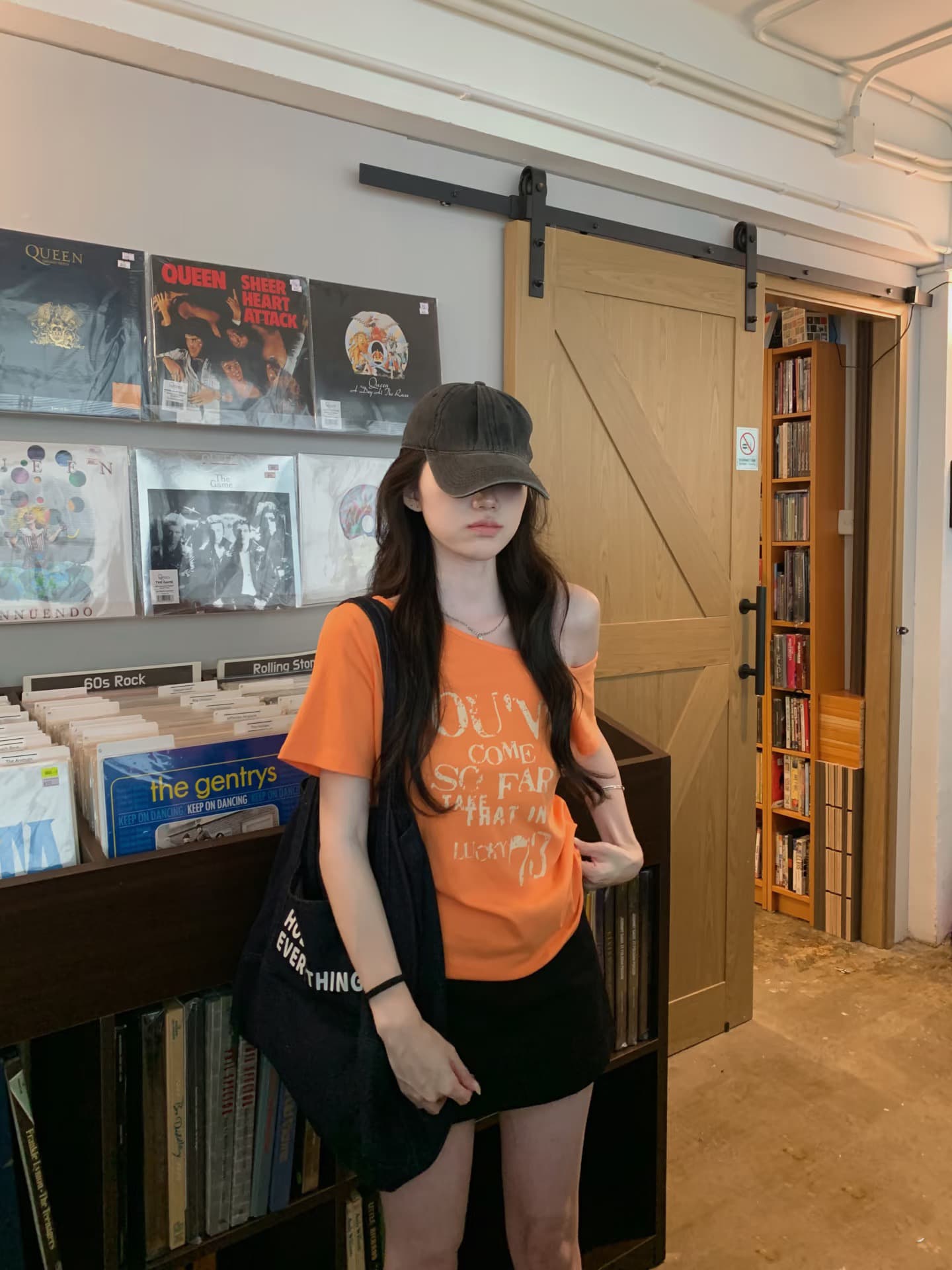 아메리칸 비스듬한 어깨 반팔 티셔츠 여성 여름 2026 여름 새로운 레트로 알파벳 프린트 몸매 가꾸기 오프숄더 작은 맨위 트렌디 이미지 2