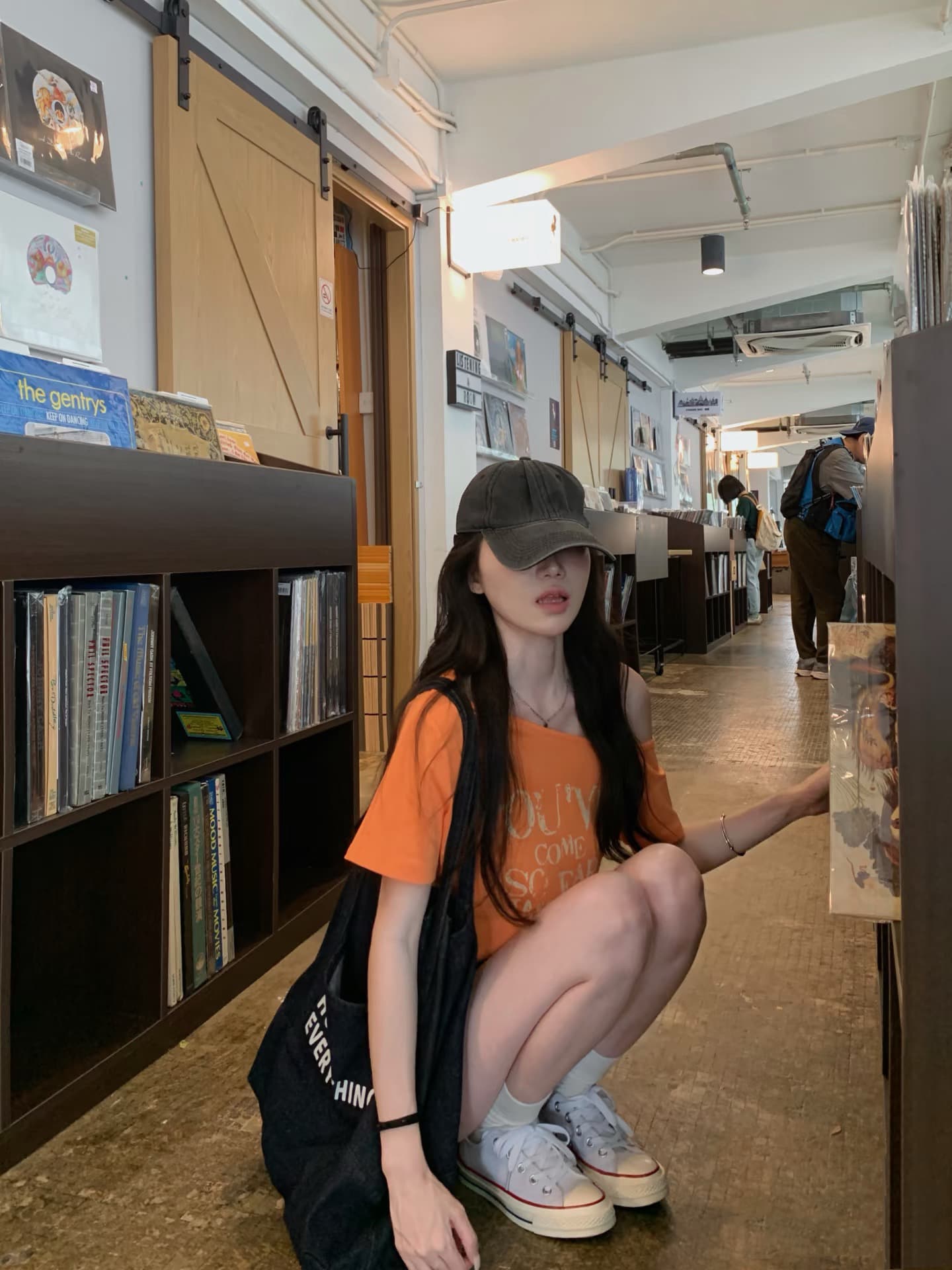 아메리칸 비스듬한 어깨 반팔 티셔츠 여성 여름 2026 여름 새로운 레트로 알파벳 프린트 몸매 가꾸기 오프숄더 작은 맨위 트렌디 상세 이미지 2