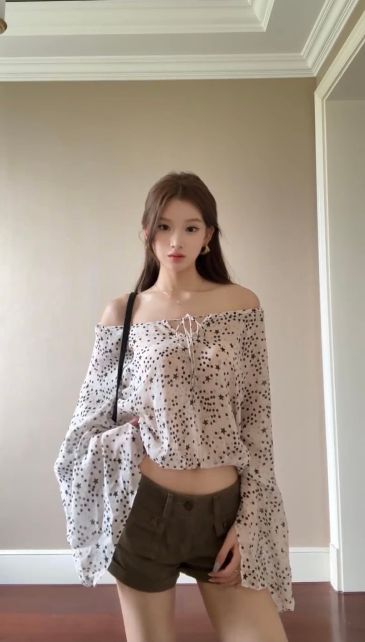 별 도트 무늬 V넥 오프숄더 쉬폰 블라우스 디자인 세부 사항 센스 당겨서 전체 얇고 가벼운 루즈핏 핏 스타일 슬림해 보이는 긴팔 셔츠 상세 이미지 1