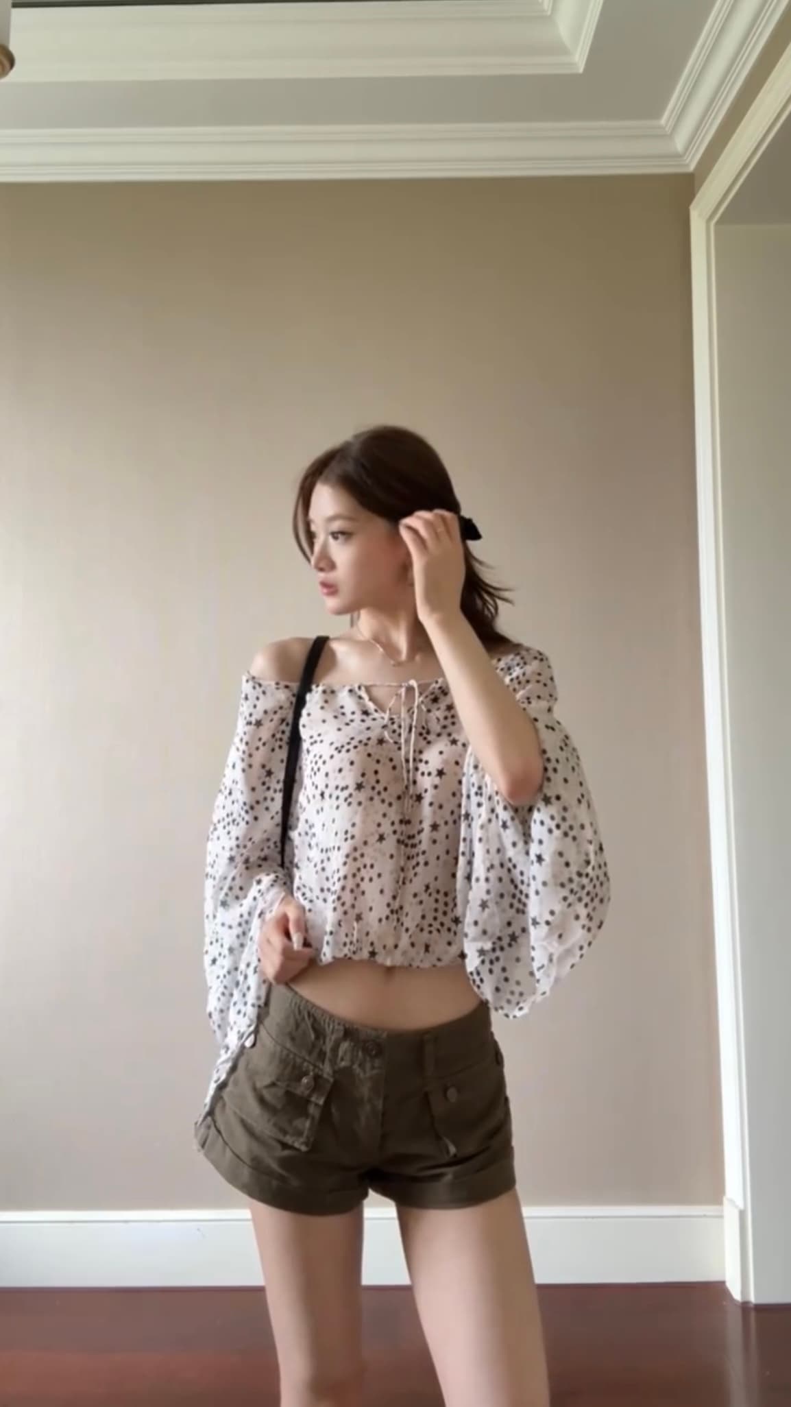 별 도트 무늬 V넥 오프숄더 쉬폰 블라우스 디자인 세부 사항 센스 당겨서 전체 얇고 가벼운 루즈핏 핏 스타일 슬림해 보이는 긴팔 셔츠 상세 이미지 3