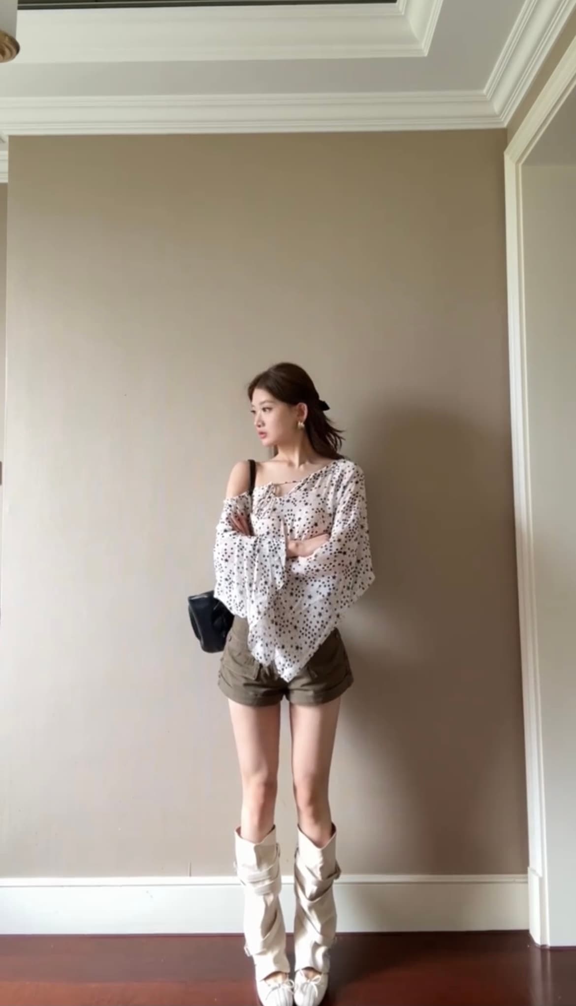별 도트 무늬 V넥 오프숄더 쉬폰 블라우스 디자인 세부 사항 센스 당겨서 전체 얇고 가벼운 루즈핏 핏 스타일 슬림해 보이는 긴팔 셔츠 상세 이미지 5