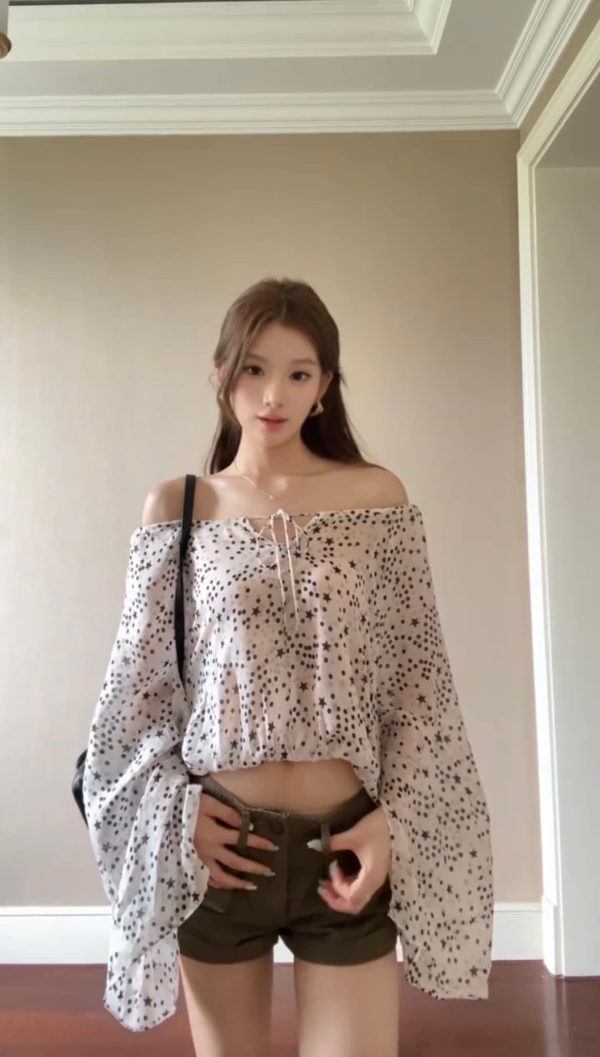별 도트 무늬 V넥 오프숄더 쉬폰 블라우스 디자인 세부 사항 센스 당겨서 전체 얇고 가벼운 루즈핏 핏 스타일 슬림해 보이는 긴팔 셔츠 상세 이미지 7